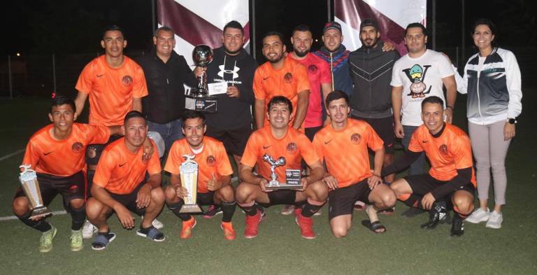Las diversas escuadras reciben sus trofeos.