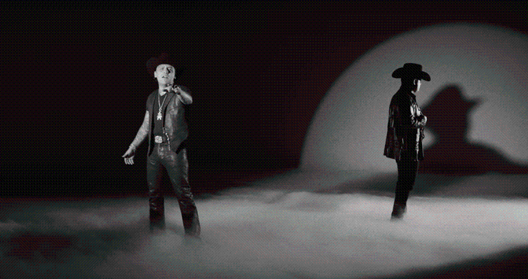 En la producción audiovisual filmada en blanco y negro se muestra a los cantantes interpretando la canción en medio de una densa neblina.