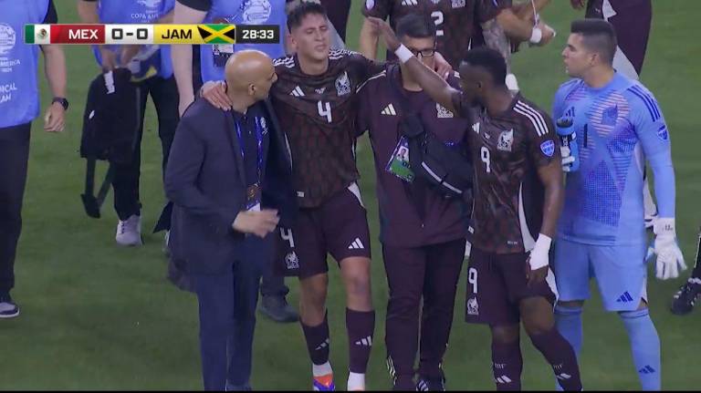 Edson Álvarez sale lesionado.