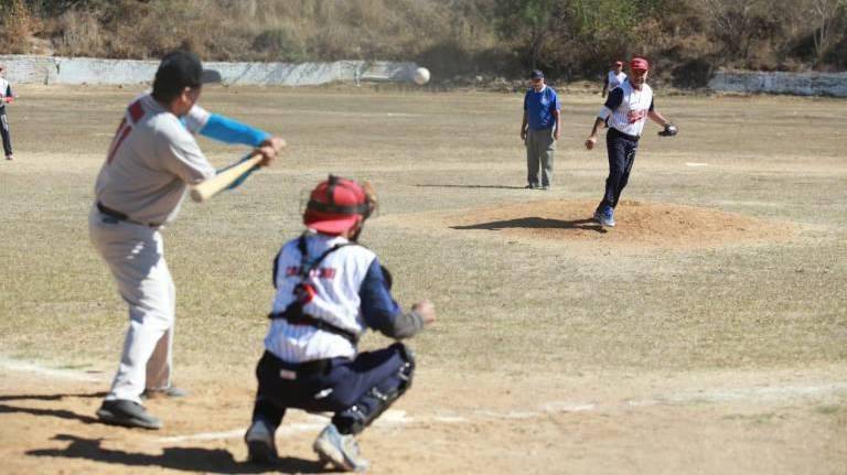 Los campos del Club Chololos vibran con cerrados juegos de la Liga de Beisbol de 60 años y más.