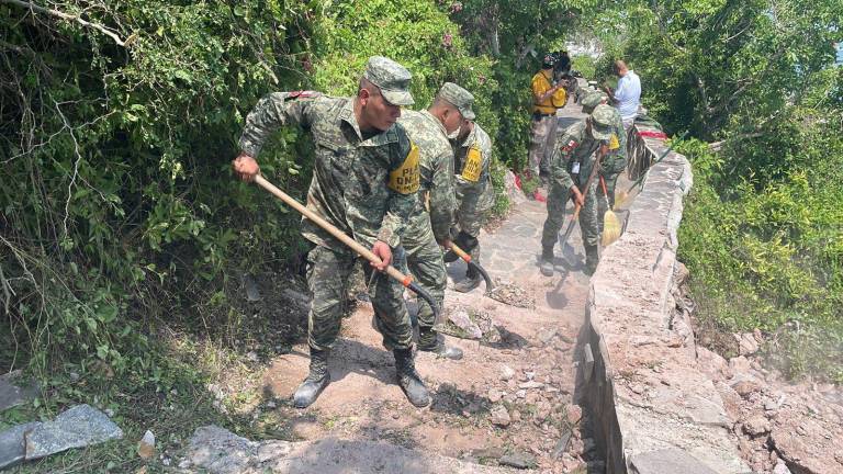 Personal del Ejército se coordinó con Protección Civil para limpiar el camino para subir al Faro de Mazatlán.