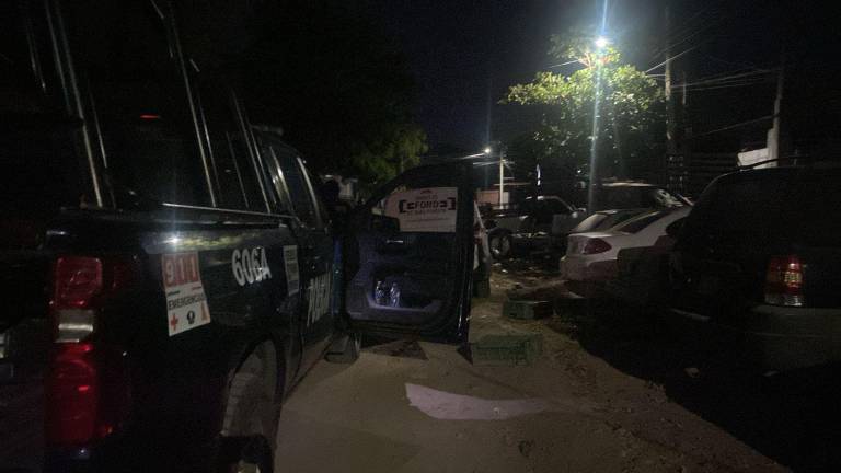 Autoridades estatales y periciales resguardaron la zona donde fue encontrado el cuerpo semicarbonizado en el sector poniente de Culiacán.