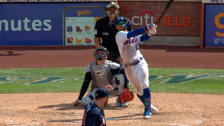 Francisco Lindor pega doble de dos carreras.