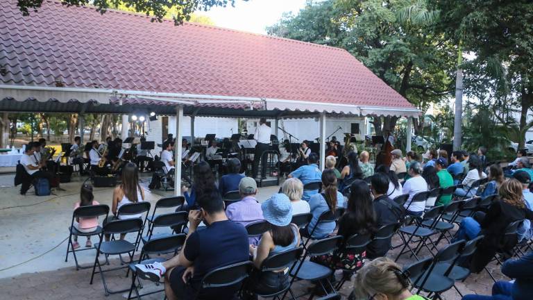 La Banda Sinfónica Juvenil del Estado se presentó en el parque Las Ciudades de Las Quintas.