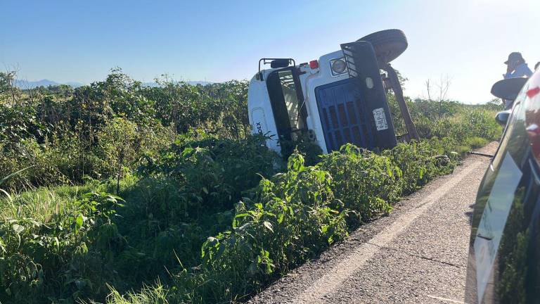Un camión de transporte de personal terminó volcado sobre uno de sus costados en la carretera que conduce a la sindicatura de Villa Ángel Flores, Navolato.