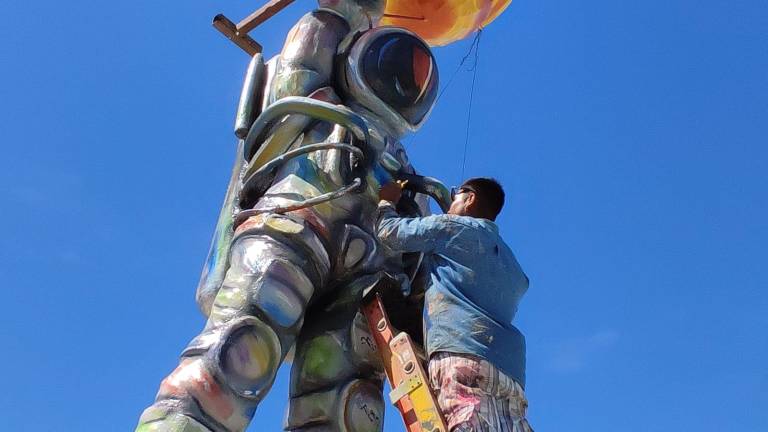 Trabajadores del Ayuntamiento acudieron a reparar el monigote.
