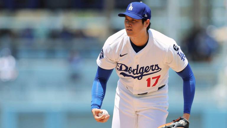 Shohei Ohtani lanza y batea en el primer inning.