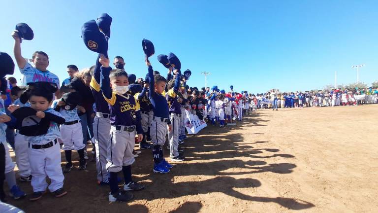 Los peloteritos disfrutan la ceremonia inaugural.