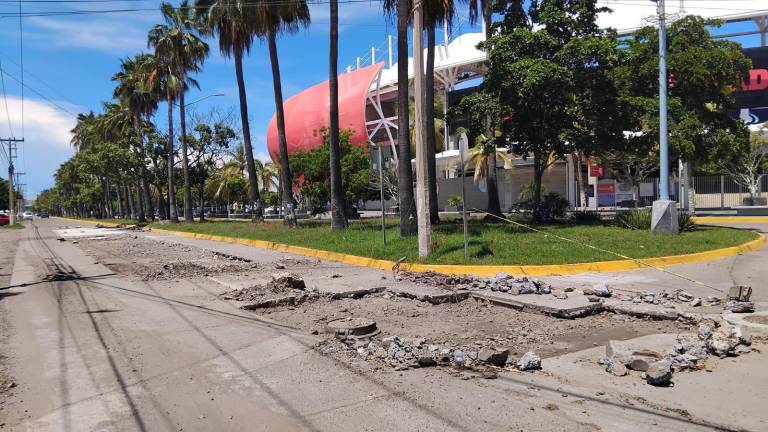 La avenida Reforma, frente al estadio Teodoro Mariscal, presenta tramos sin pavimentar que representan un peligro para automovilistas y motociclistas.