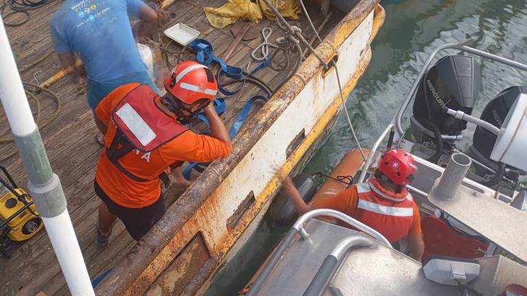 La embarcación “Alma Delia”, en riesgo de hundimiento, fue salvada tras acciones coordinadas entre personal naval y civil en Mazatlán.