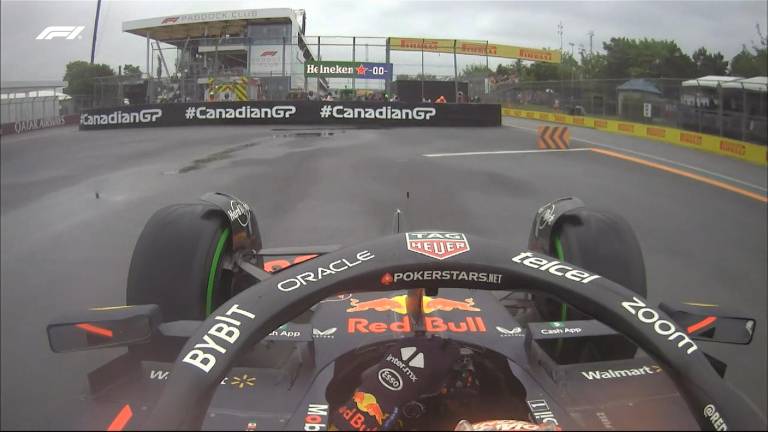 El piloto mexicano tuvo problemas en la pista.
