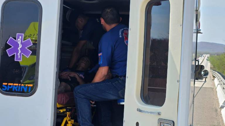 Cuatro jóvenes recibieron atención de personal de auxilio y rescate, luego de batallar para salir de un canal de riego al que se metieron a bañar.