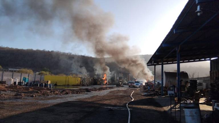Cuerpos de emergencia recibieron el reporte de un incendio en una planta de diesel al sur de Culiacán alrededor de las 3 am.