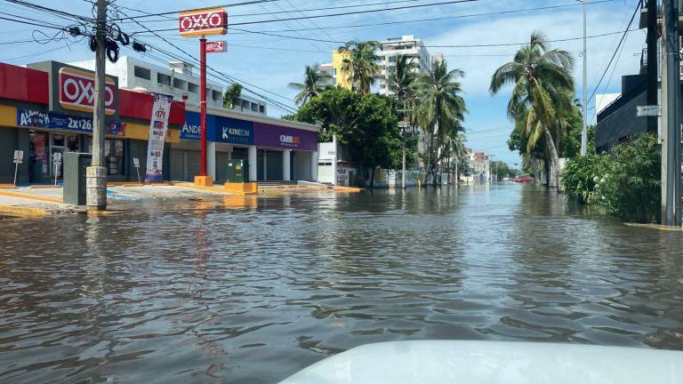 El nivel de agua en la avenida Cruz Lizárraga no ha cedido en el transcurso del día.