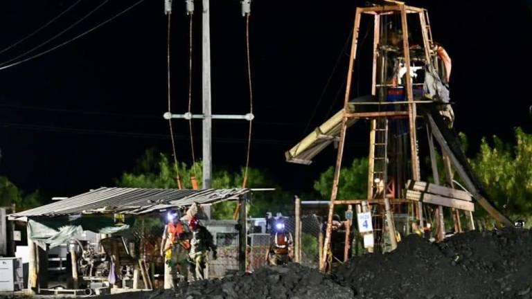 Elementos del Ejército en labores de rescate en la mina.