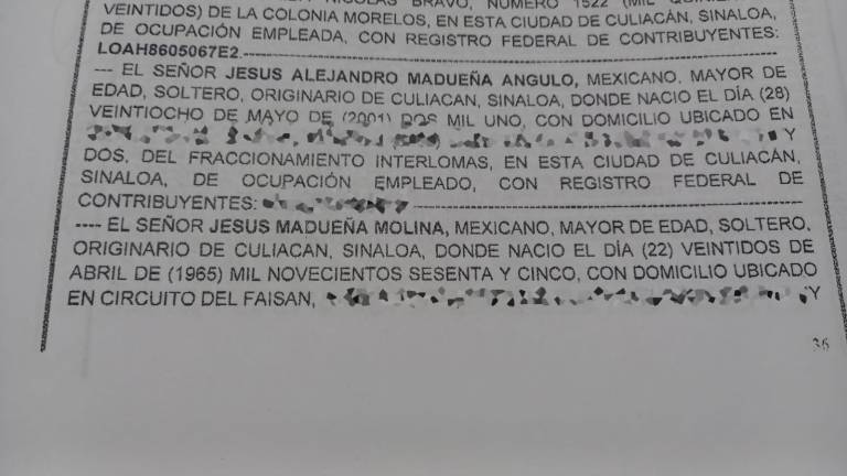 Una de las escrituras de compra venta de Jesús Madueña Molina donde declara ser soltero.