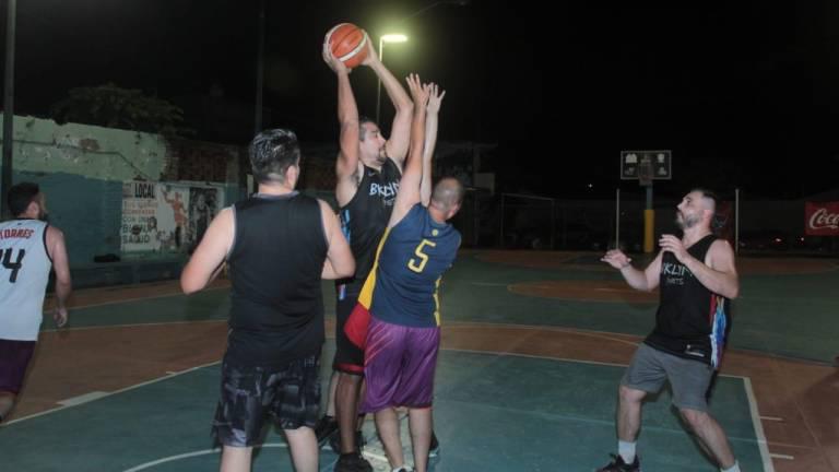 Mariscos El Pirata cae en disputado juego en Liga de Baloncesto Empresarial