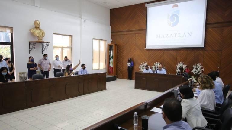 Crisis política en el Gobierno de Mazatlán cumple 10 días; aún no toman protesta funcionarios