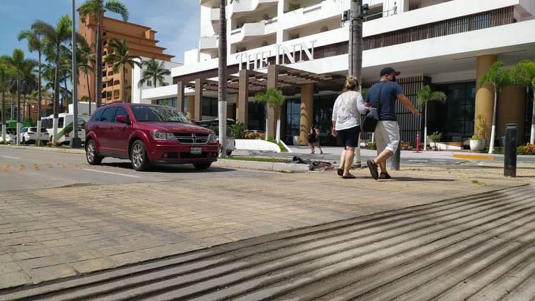 $!Cerrarán carril el lunes para retirar pasos elevados en la Zona Dorada