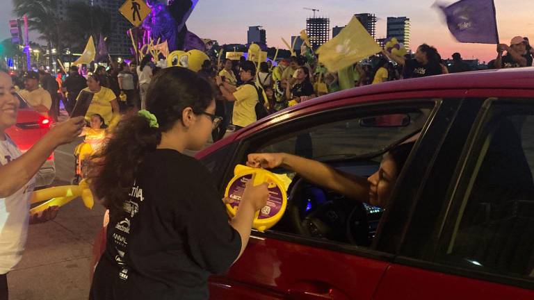 Voluntarios del CRIT Sinaloa participaron en el boteo masivo en el malecón de Mazatlán para recaudar fondos para el Teletón 2025.