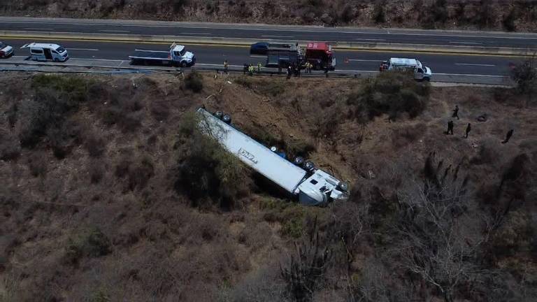 Un tráiler cargado de pollos volcó a la altura del kilómetro 22 de la Autopista Mazatlán-Culiacán.