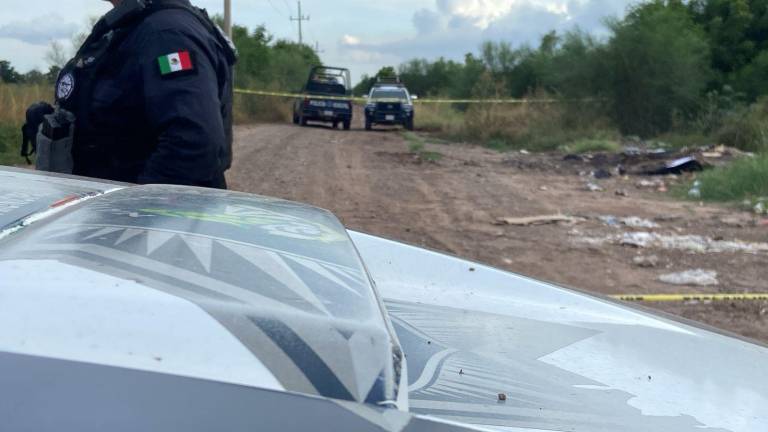 Autoridades acordonaron el dren donde fue hallado el cuerpo con impactos de bala.
