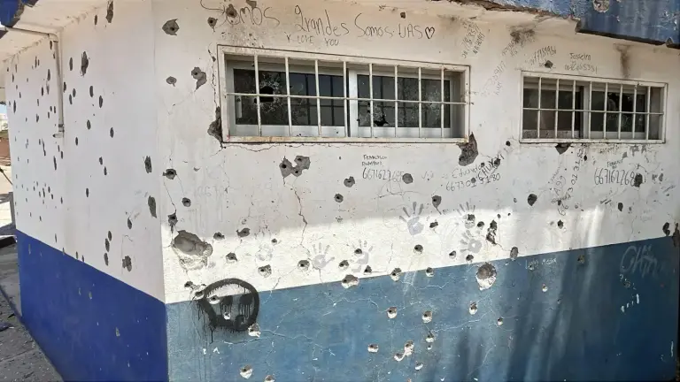 La base de la Policía Municipal recibió mas de mil disparos, mientras seis elementos se encontraban al interior.