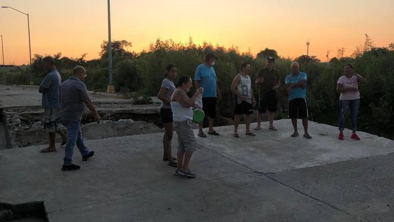 Gobierno de Mazatlán garantiza ante vecinos de Villa Verde construir puente de calidad