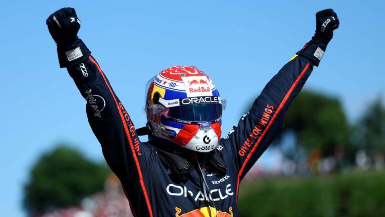 Max Verstappen celebra su triunfo en Imola.