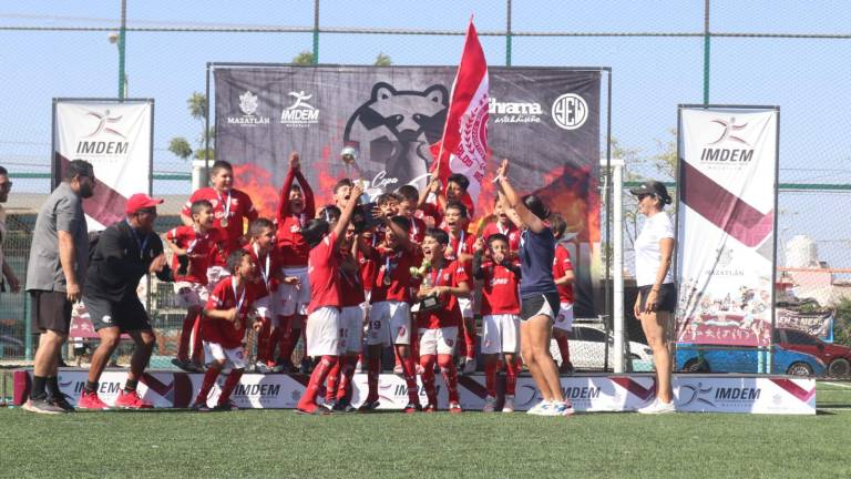 Los diferentes equipos reciben sus trofeos.