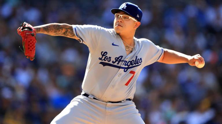 Julio Urías va saliendo de su problema en la corva.