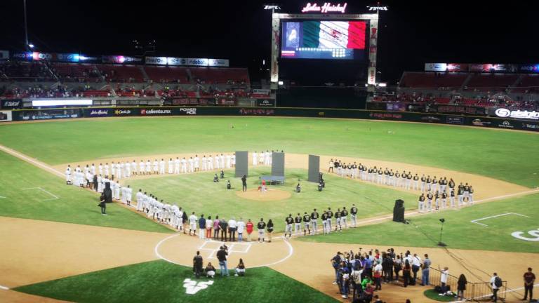 Cuanto se mencionó al Alcalde de Mazatlán, fue abucheado al unísono por los asistentes al Estadio Teodoro Mariscal.