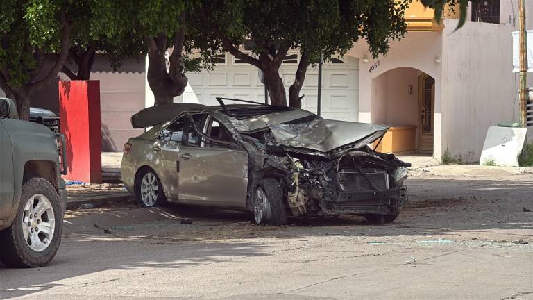 Al momento de huir, el vehículo se impactó contra un autobús estacionado.