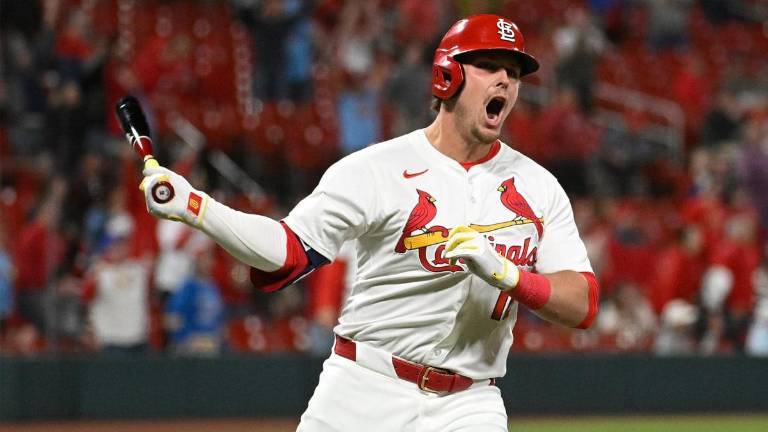 Nolan Gorman celebra su jonrón, con el que llevó a los Cardenales a la victoria.