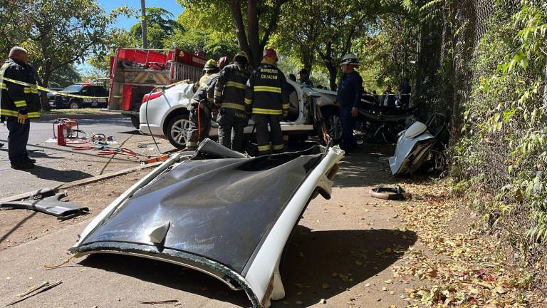 El vehículo se contra un árbol que se encuentra a las afueras del Campestre Chapultepec.