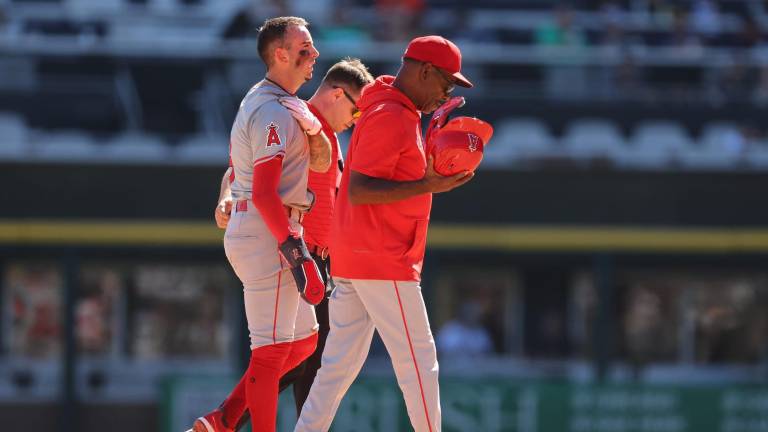 Zach Neto sale lesionado.