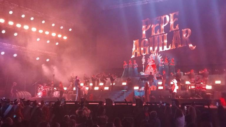 Pepe Aguilar le canta a Lucero I en el Carnaval de Mazatlán.