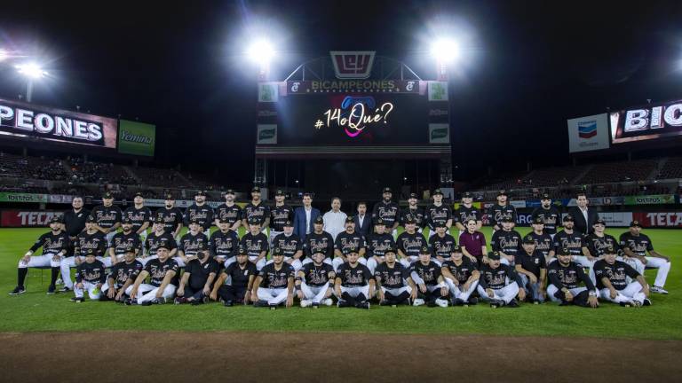 Los jugadores de Tomateros muestran felices su anillo de monarcas de la LMP.