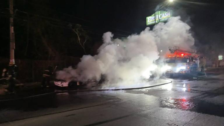 El incendio de un automóvil se registró alrededor de las 2:30 a. m. en la colonia Vicente Lombardo Toledano.