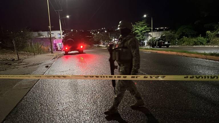Un enfrentamiento entre civiles y personal militar la noche del martes, dejó a un elemento de la Guardia Nacional sin vida.