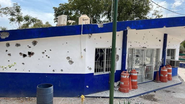 La base de la Policía Municipal recibió mas de mil disparos, mienras seis elementos se encontraban al interior.