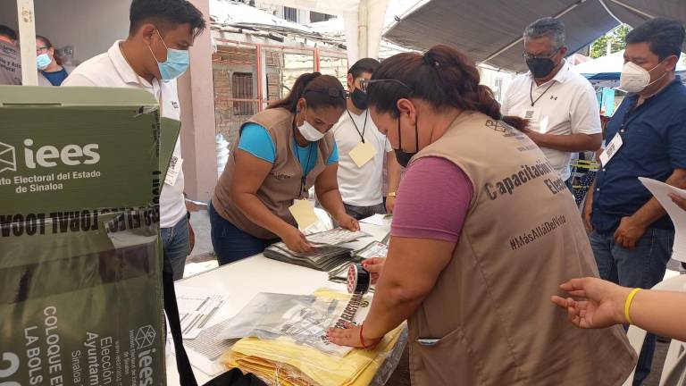 El personal del IEES y los representantes en el arranque del “voto por voto”.