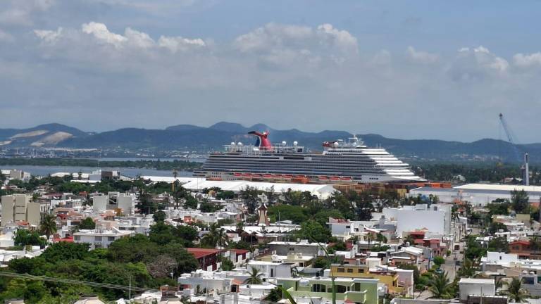Este miércoles llegó a Mazatlán el crucero turístico Carnival Panorama.