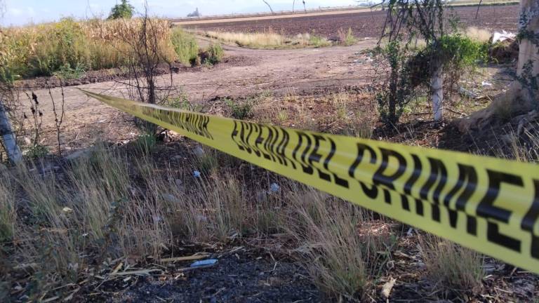 Personas alertaron sobre la presencia de un pie humano que sobresalía de un predio de tierra ubicado entre parcelas agrícolas, en la sindicatura de Villa Juárez.