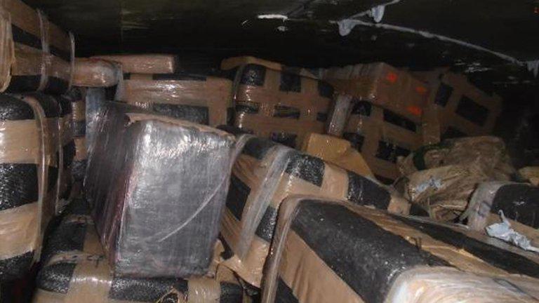 La cocaína asegurada en la embarcación.