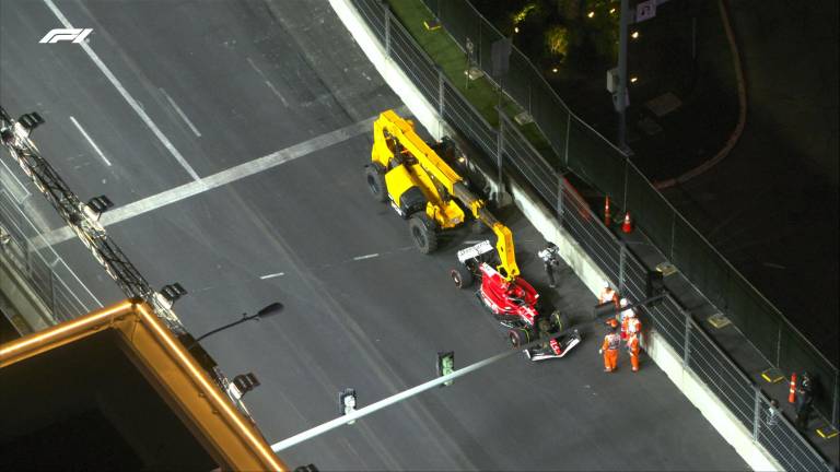 El auto de Sainz resultó averiado.