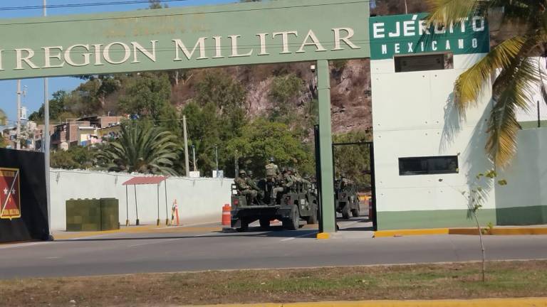 Movimiento de militares en las instalaciones de la Tercera Región Militar.