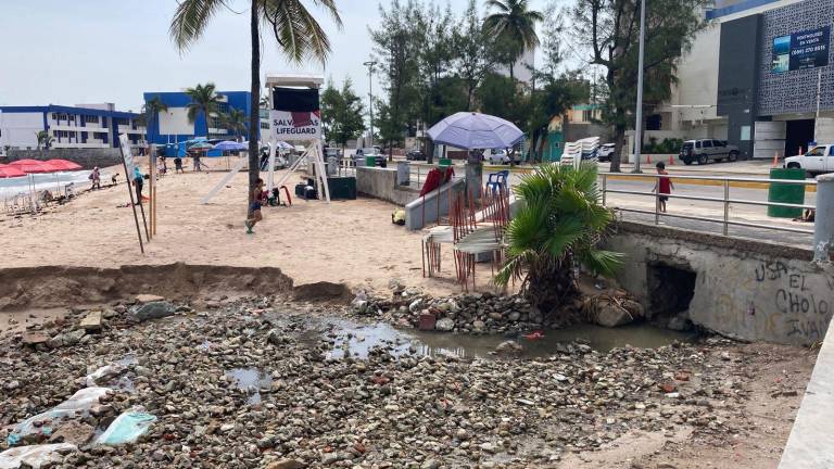 En la Playa Pinitos hay una descarga de aguas residuales ante la saturación del drenaje por las lluvias.