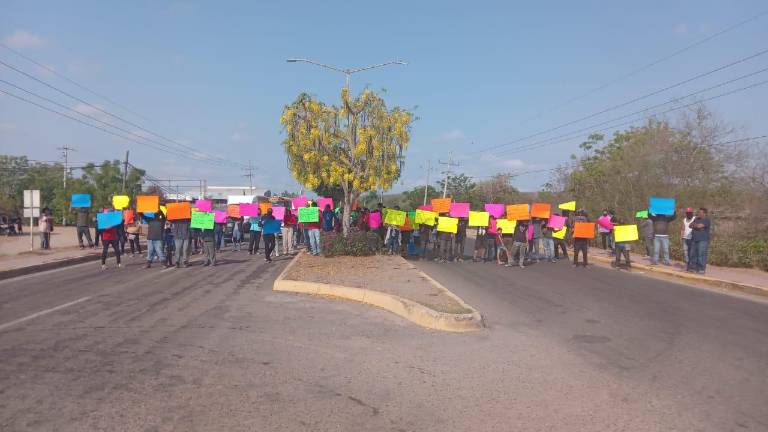 Vecinos protestan frente a base militar en Rosario.
