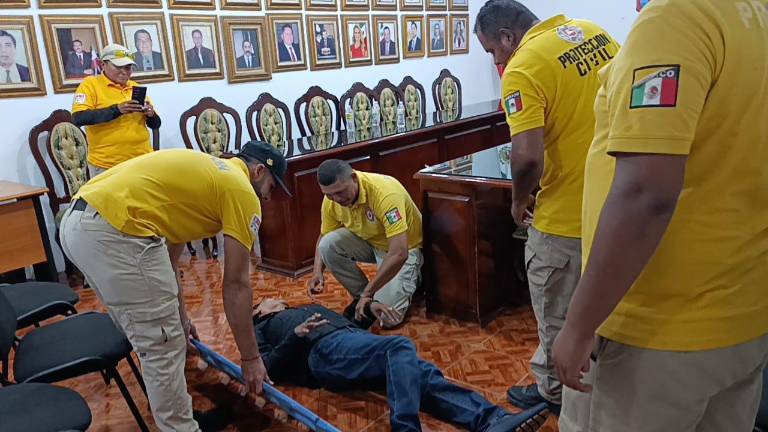 Elementos de Protección Civil auxiliaron al regidor Guadalupe Palomares Fausto quien “quedó desvanecido” dentro de la sala Benito Juárez.